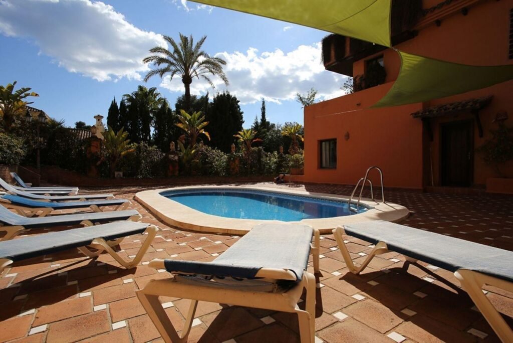 3 Bed Middle Floor Apartment for Sale in Estepona – Furnished with Terrace