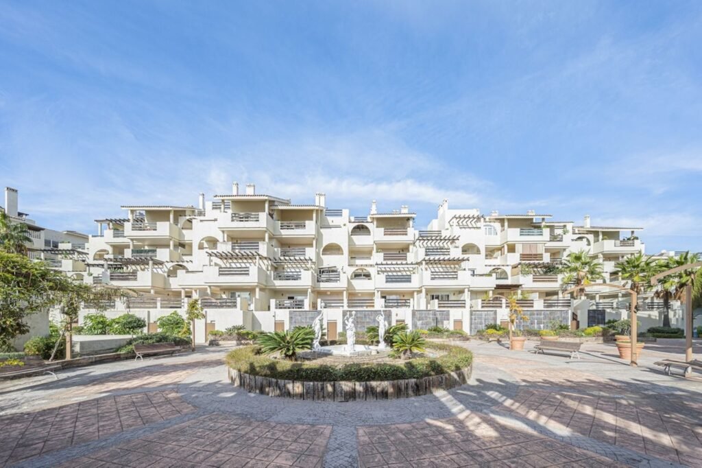 1 Bed Middle Floor Apartment for Sale in El Paraiso – Golf Setting with 20 m² Terrace