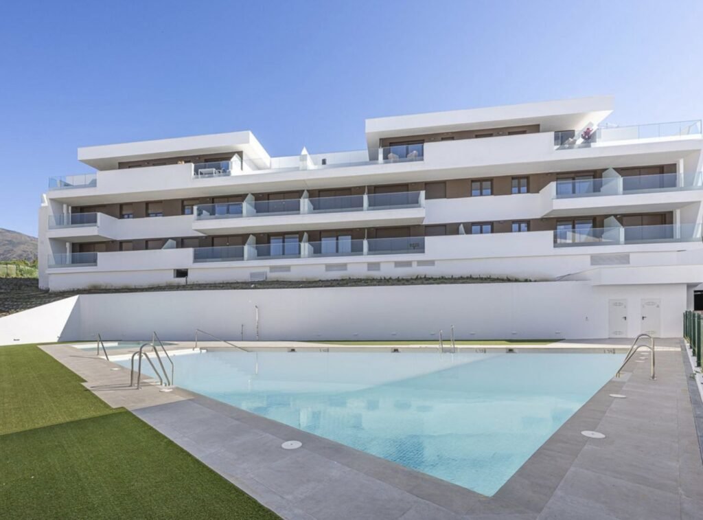3 Bed Middle Floor Apartment for Sale in Estepona – Sea Views & Pool