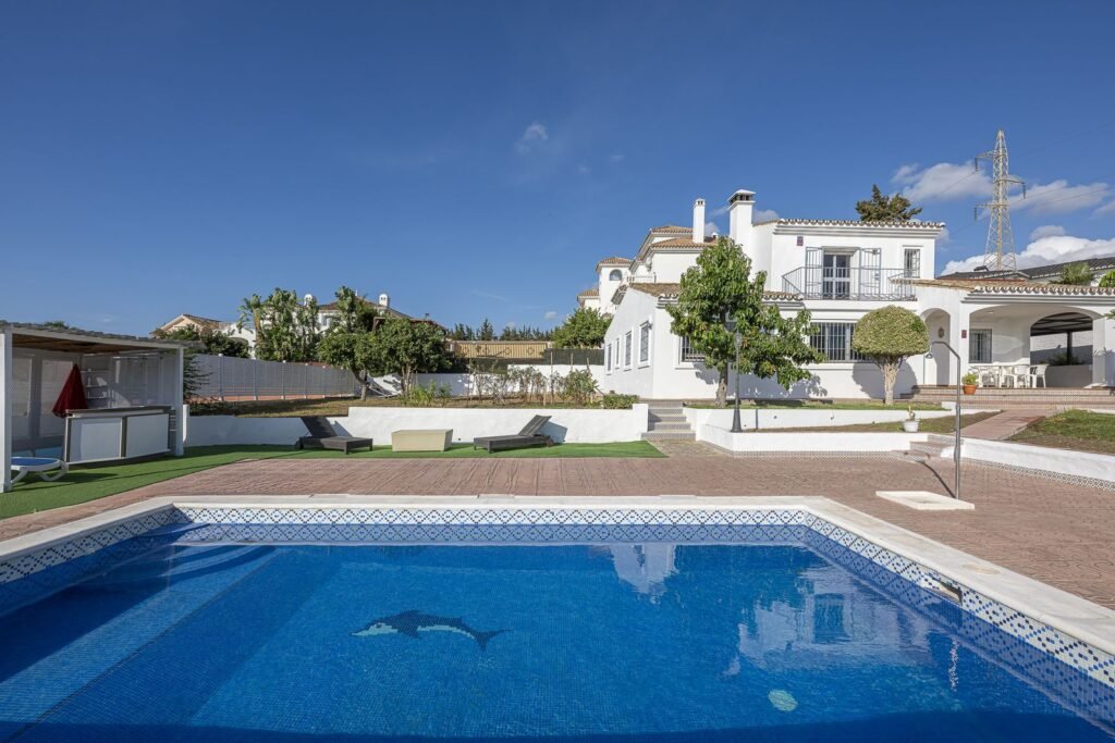3 Bed Detached Villa for Sale in Estepona – Private Pool, Solarium & Sea Views