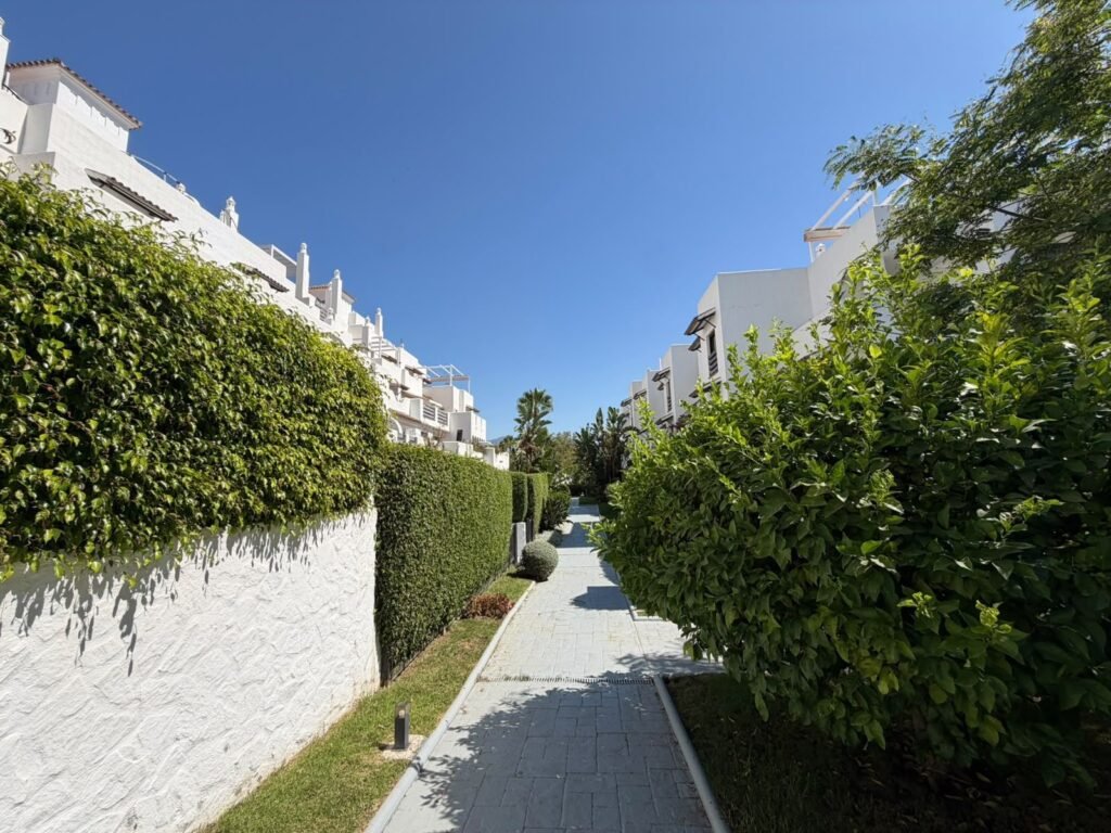 2 Bed Ground Floor Apartment for Sale in Selwo – Private Garden & Terrace