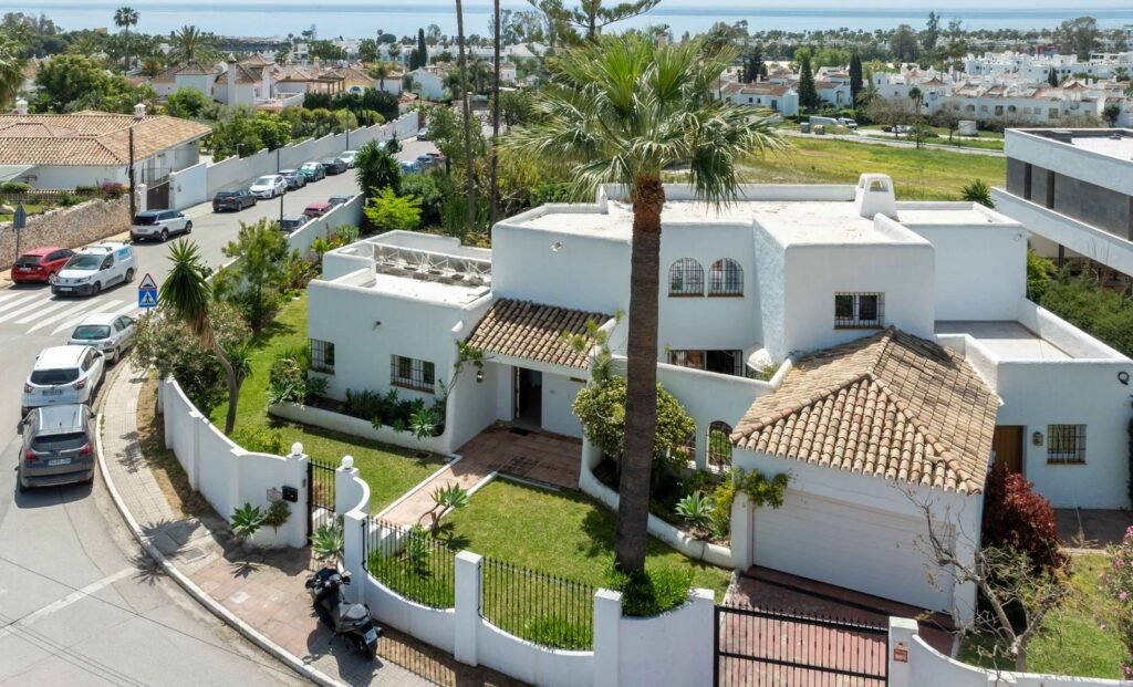 5 Bed Detached Villa for Sale in Bel Air – South-Facing Family Home