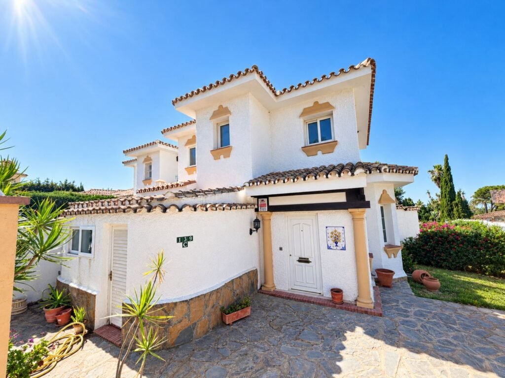 2 Bed Townhouse for Sale in El Paraiso – Sea Views, Garden & Shared Pool