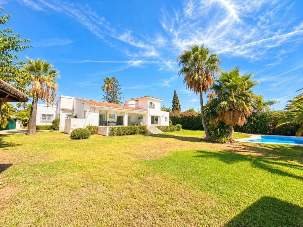 5 Bed Detached Villa for Sale in El Paraiso – South-Facing Corner Plot & Pool
