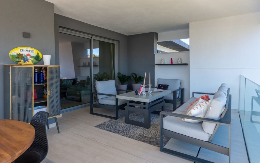 2 Bed Middle Floor Apartment for Sale in Selwo – Mountain Views, Pool & Gym