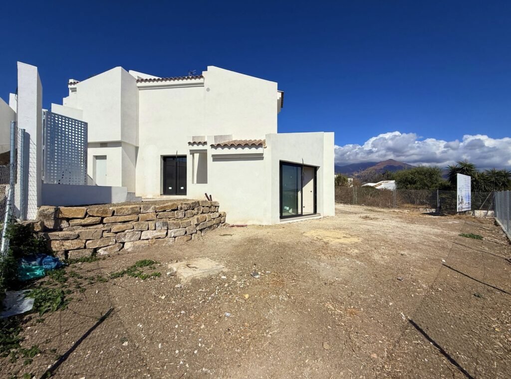 2 Bed Semi-Detached House for Sale in Estepona – Sea Views in Bahía Dorada