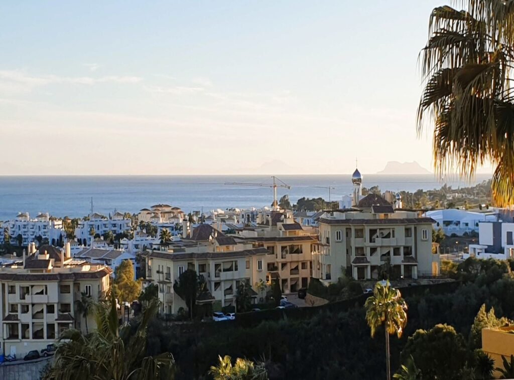 2 Bed Middle Floor Apartment for Sale in Selwo – South-Facing Terrace & Sea Views
