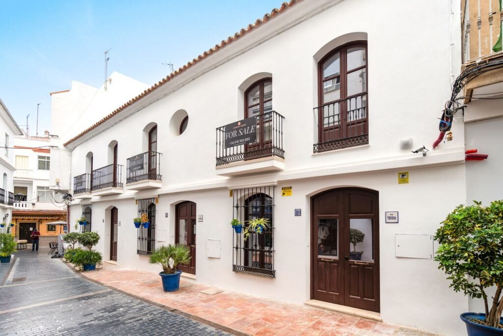 3 Bed Townhouse for Sale in Estepona – Rooftop Solarium Near Beach