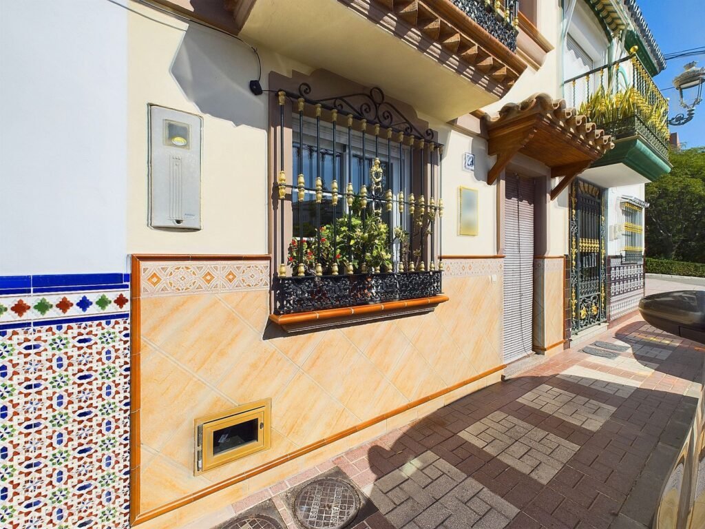 2 Bed Townhouse for Sale in Estepona – South-Facing Near Beach & Promenade