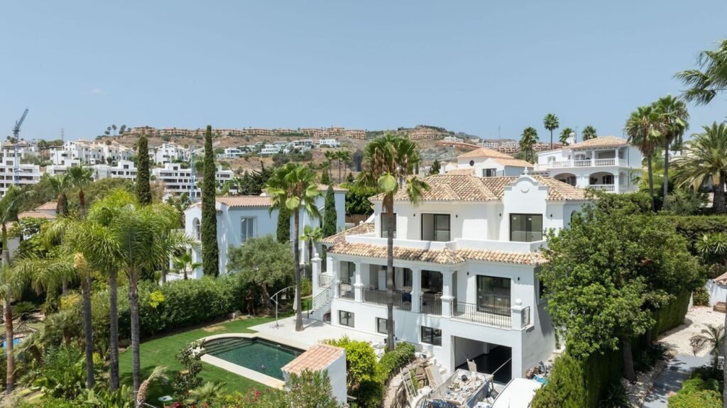 6 Bed Detached Villa for Sale in El Paraiso – Renovated Three-Level Home with Six En-Suite Bedrooms
