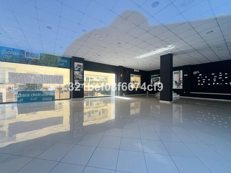 Commercial Premises for Sale in Estepona – Corner Unit on Main Avenue