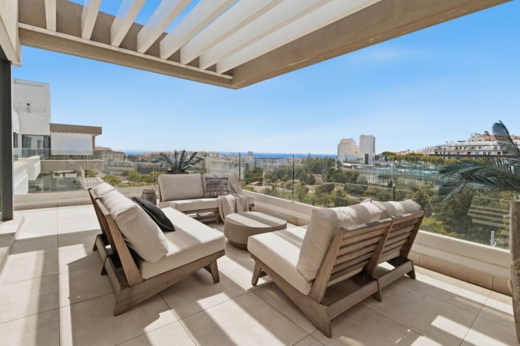 3 Bed Penthouse Duplex for Sale in Estepona – Rooftop Solarium & Sea Views