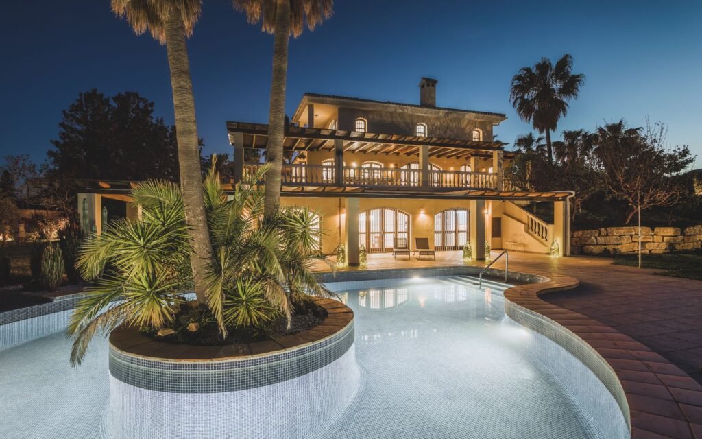 7 Bed Detached Villa for Sale in Estepona – Luxury Retreat with Sea Views