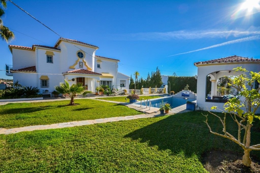 8 Bed Detached Villa for Sale in Estepona – Sea Views, Guest House & Stables